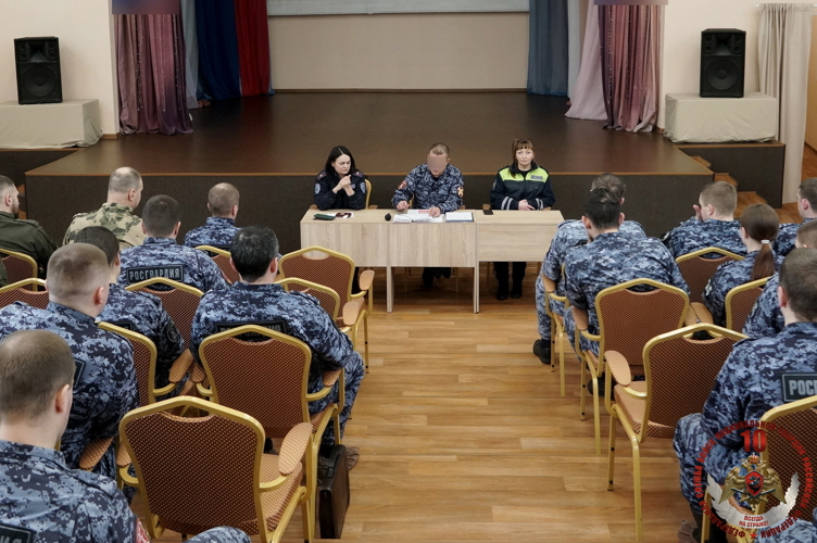 Новгородские росгвардейцы провели встречу с представителями ГИБДД и обсудили вопросы безопасности дорожного движения