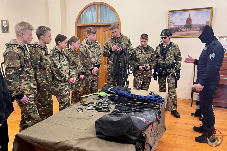 Новгородские росгвардейцы провели занятие для воспитанников подшефного клуба