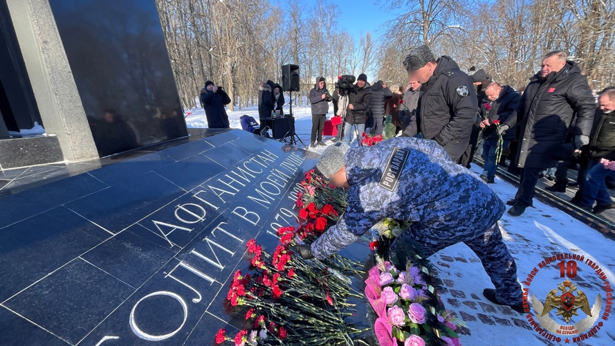 Новгородские росгвардейцы возложили цветы к памятнику воинам-интернационалистам