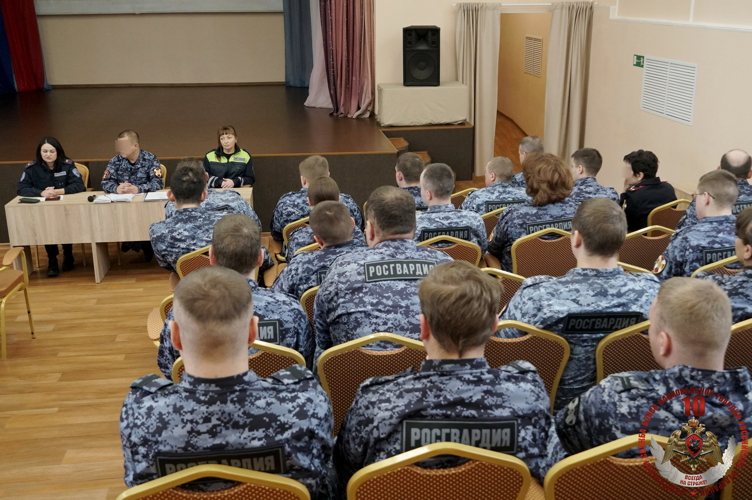 Новгородские росгвардейцы провели встречу с представителями ГИБДД и обсудили вопросы безопасности дорожного движения