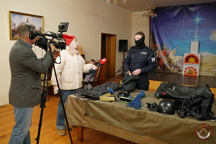 Новгородские росгвардейцы провели занятие для воспитанников подшефного клуба