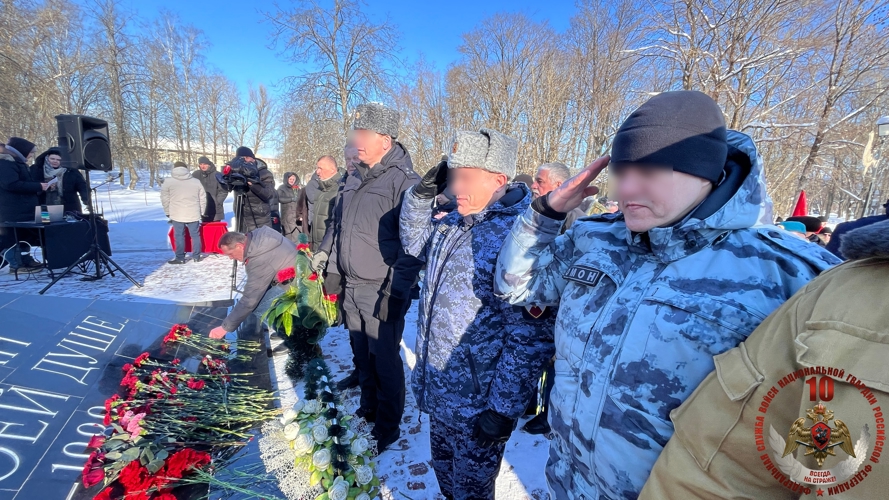 Новгородские росгвардейцы возложили цветы к памятнику воинам-интернационалистам