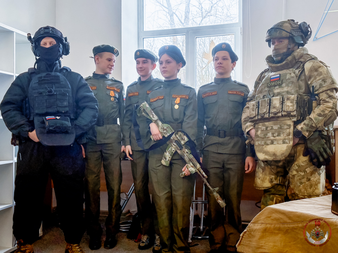 Новгородские росгвардейцы провели урок мужества с воспитанниками подшефного класса