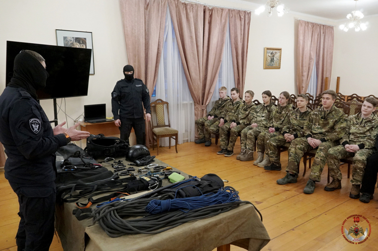 Новгородские росгвардейцы провели занятие для воспитанников подшефного клуба