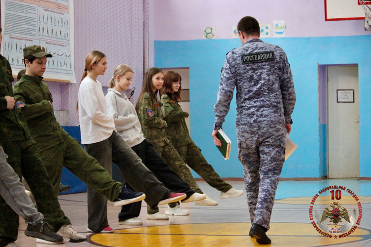 Новгородские росгвардейцы провели патриотические занятия с учащимися подшефного класса 