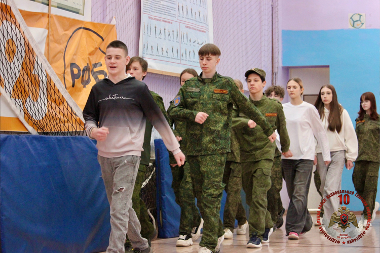 Новгородские росгвардейцы провели патриотические занятия с учащимися подшефного класса 