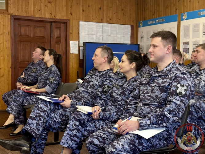 Новгородские росгвардейцы организовали военно-патриотический киносеанс