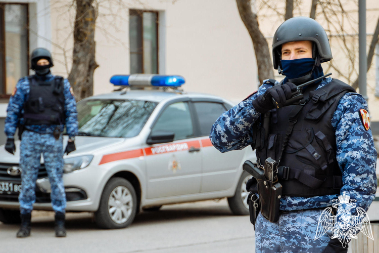 Новгородские росгвардейцы задержали молодых людей, подозреваемых в ложном сообщении о минировании учебных заведений