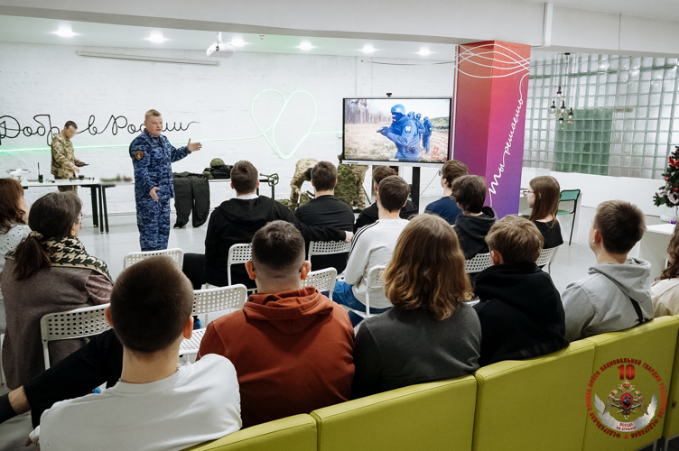Новгородские росгвардейцы провели урок мужества с молодежью города