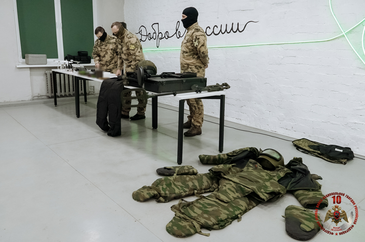 Новгородские росгвардейцы провели урок мужества с молодежью города