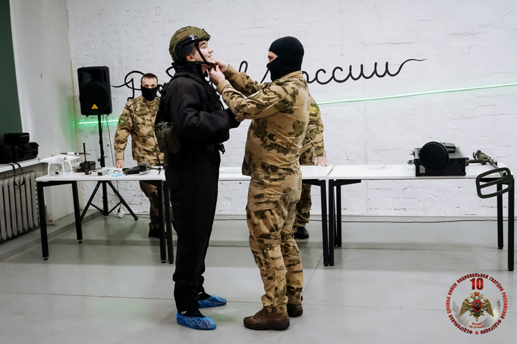 Новгородские росгвардейцы провели урок мужества с молодежью города
