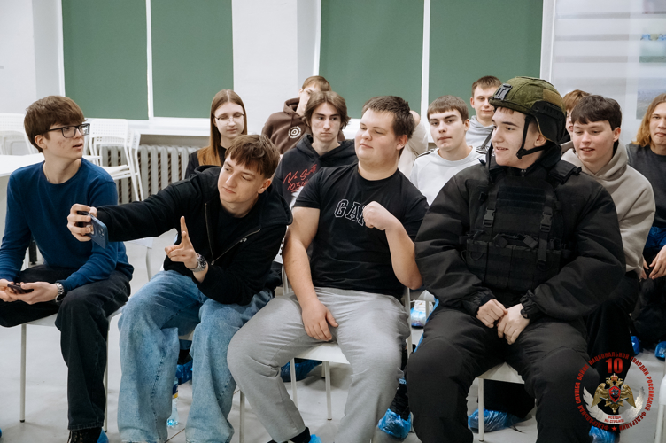 Новгородские росгвардейцы провели урок мужества с молодежью города
