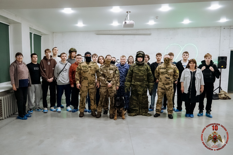 Новгородские росгвардейцы провели урок мужества с молодежью города