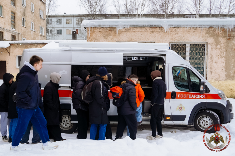 Новгородские росгвардейцы провели урок мужества с молодежью города