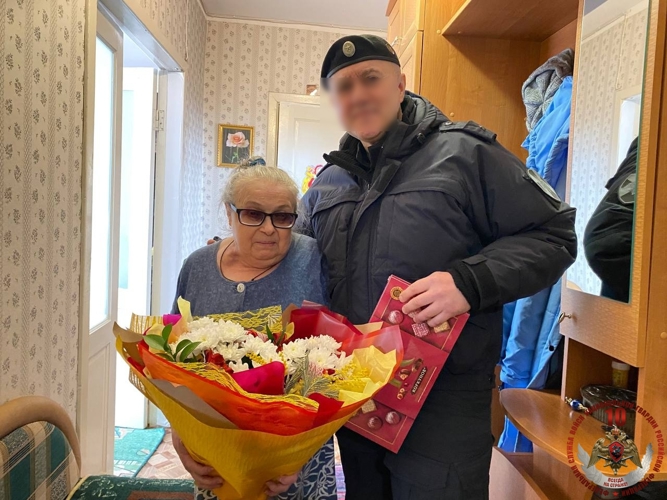 Новгородские росгвардейцы поздравили матерей погибших товарищей с 8 марта
