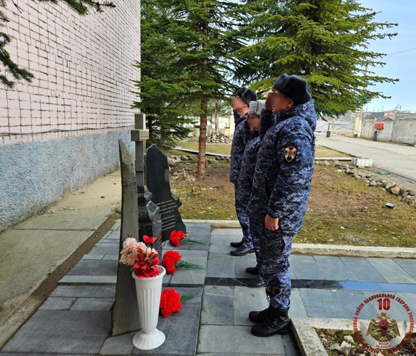 Новгородские росгвардейцы возложили цветы к мемориалу погибших  воинов