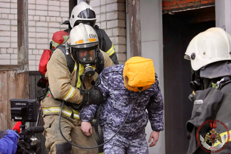 В Великом Новгороде росгвардейцы провели совместное пожарно-тактическое учение с сотрудниками регионального МЧС России