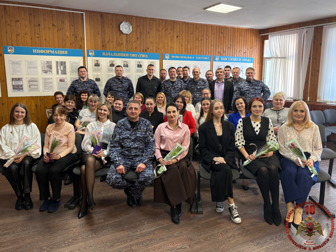 В Великом Новгороде сотрудники вневедомственной охраны Росгвардии торжественно поздравили женщин с Международным женским днём