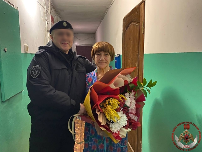 Новгородские росгвардейцы поздравили матерей погибших товарищей с 8 марта