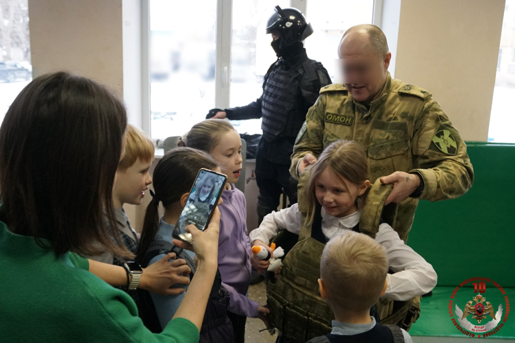 Новгородские росгвардейцы провели для детей урок мужества