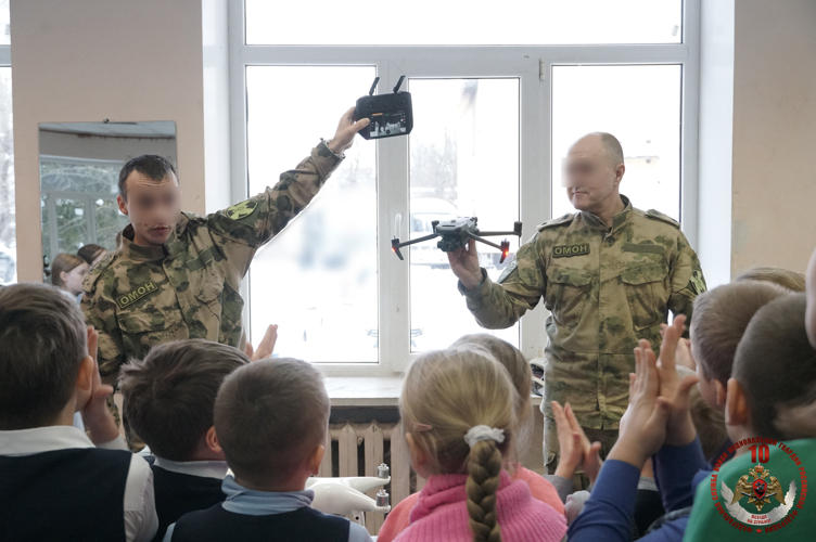 Новгородские росгвардейцы провели для детей урок мужества