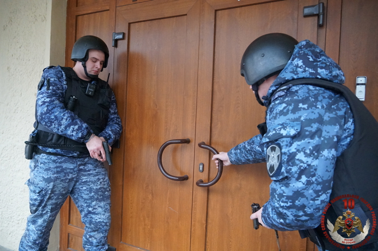 Ежесуточно безопасность в Новгородской области обеспечивают более 30 экипажей вневедомственной охраны Росгвардии