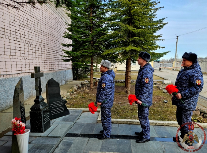 Новгородские росгвардейцы возложили цветы к мемориалу погибших  воинов