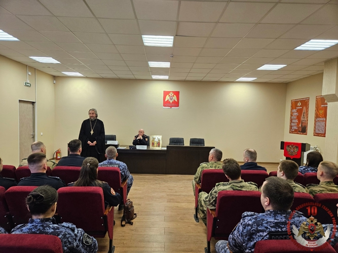 В Великом Новгороде протоиерей Сергий Мельников провел православную беседу о празднике «Пасха» с сотрудниками Росгвардии 