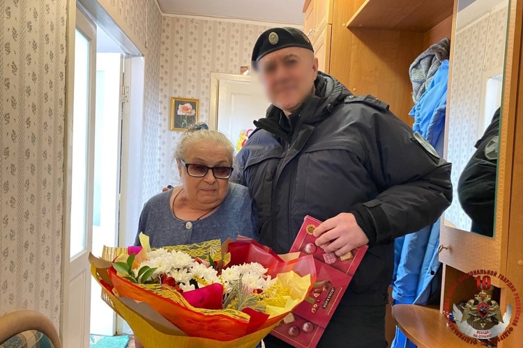 Новгородские росгвардейцы поздравили матерей погибших товарищей с 8 марта