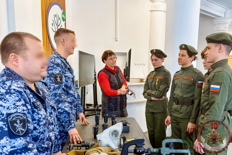 Новгородские росгвардейцы провели урок мужества с воспитанниками подшефного класса