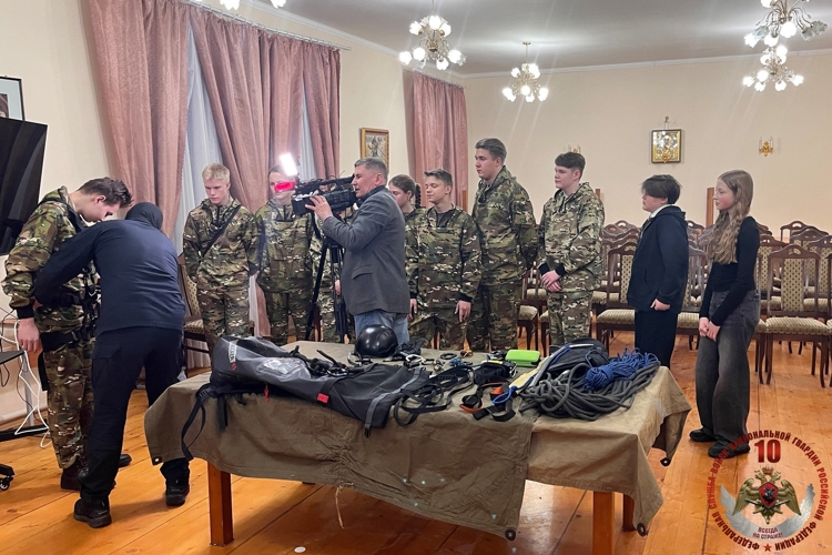 Новгородские росгвардейцы провели занятие для воспитанников подшефного клуба