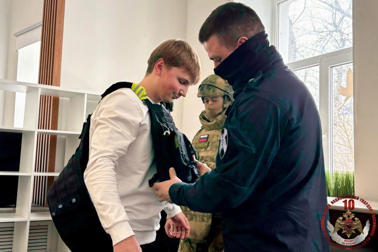 Новгородские росгвардейцы провели военно-прикладные занятия с молодежью города