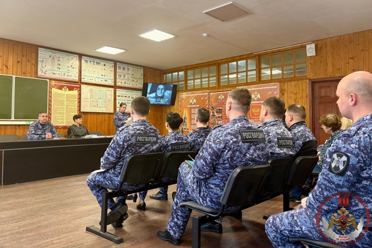 Новгородские росгвардейцы организовали военно-патриотический киносеанс