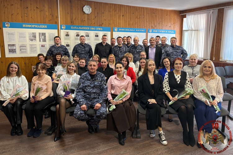 В Великом Новгороде сотрудники вневедомственной охраны Росгвардии торжественно поздравили женщин с Международным женским днём