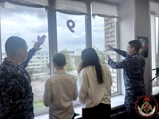 Сотрудники вневедомственной охраны Росгвардии и школьники присоединились к акции «Окна Победы»