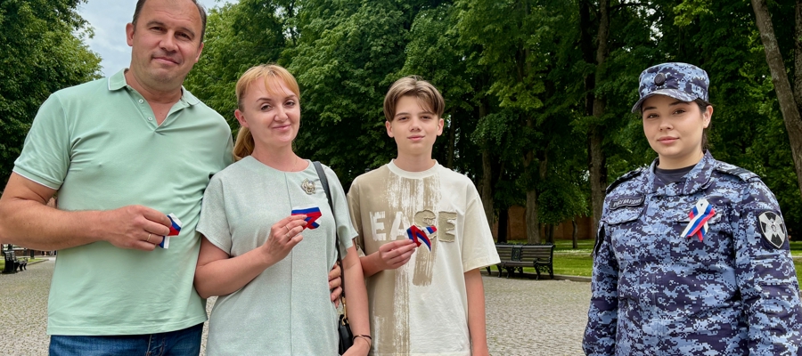 Новгородские росгвардейцы провели акцию «Триколоровская лента»