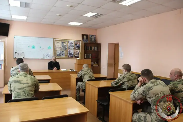 В Великом Новгороде протоиерей Сергий Мельников провел православную беседу   с сотрудниками ОМОНа Росгвардии