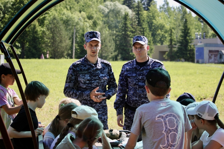 Новгородские росгвардейцы организовали  познавательное мероприятие для ребят из детского оздоровительного лагеря «Волынь»
