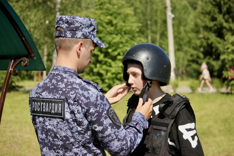 Новгородские росгвардейцы организовали  познавательное мероприятие для ребят из детского оздоровительного лагеря «Волынь»