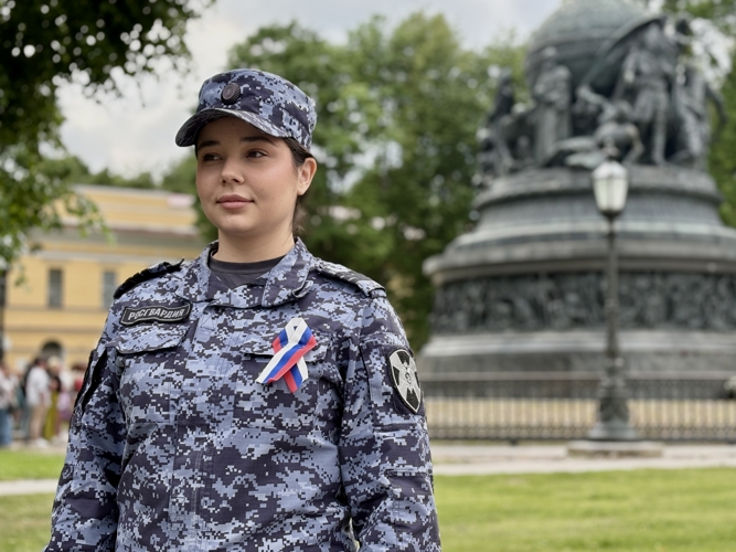 Новгородские росгвардейцы провели акцию «Триколоровская лента»