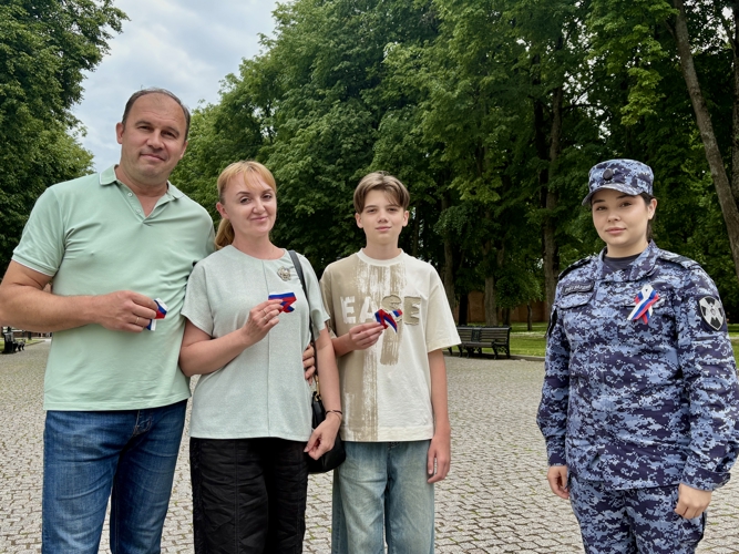 Новгородские росгвардейцы провели акцию «Триколоровская лента»