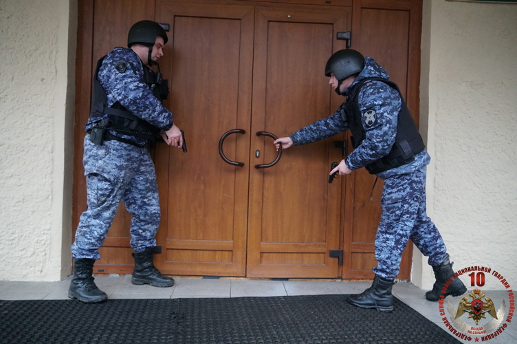 В Солецком округе  росгвардейцы задержали мужчин