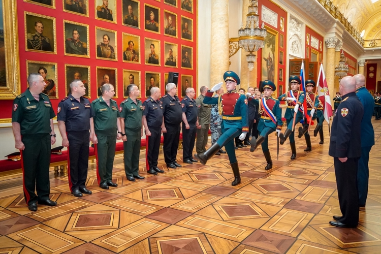 В Санкт-Петербурге командующий Северо-Западным округом Росгвардии вручил погоны  специального звания высшего начальствующего состава «генерал-майор полиции» начальнику Управления Росгвардии  по Новгородской области Виктору Барушеву
