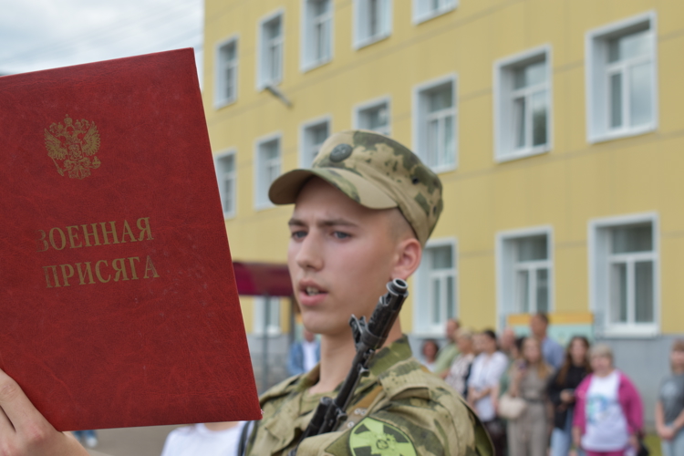Новгородские  призывники приняли присягу в Центре подготовки личного состава Росгвардии