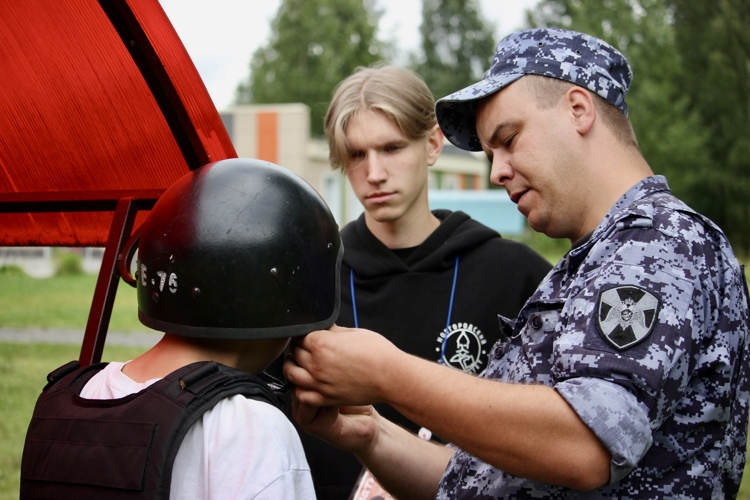 Новгородские росгвардейцы рассказали о службе  детям из летнего  лагеря «Волынь»