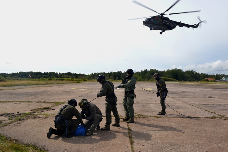 Новгородский СОБР Росгвардии отработали навыки беспарашютного десантирования