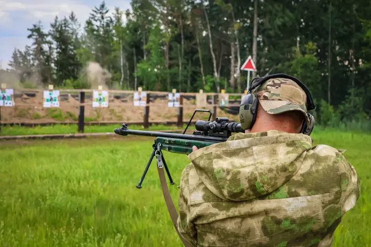 Новгородские росгвардейцы соревновались в снайперской стрельбе под Петербургом 