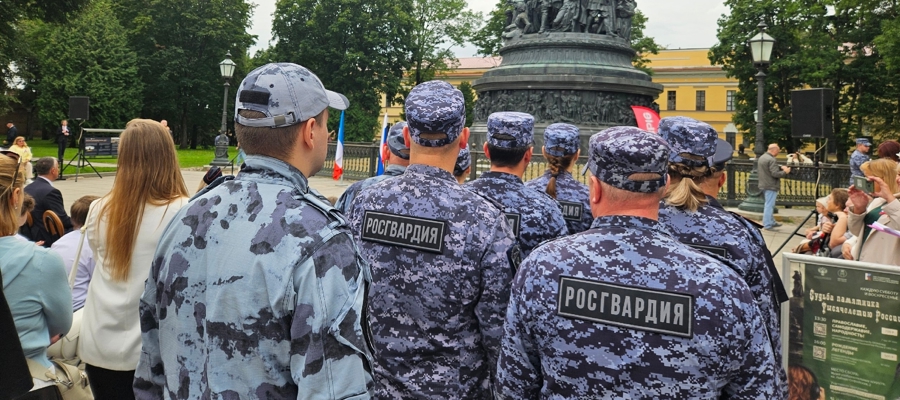 Новгородские росгвардейцы приняли участие в праздновании Дня государственного флага Российской Федерации