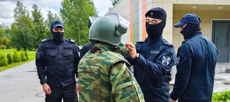  Сотрудники ОМОН «Варяг» Росгвардии рассказали о службе ребятам из летнего лагеря