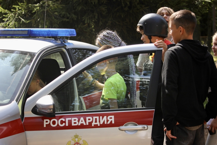 Новгородские росгвардейцы рассказали о своей важной службе ребятам из летнего лагеря 